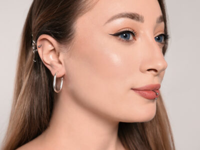 Helix, Tragus oder Conch Piercing – Die vielseitigen Arten von Ohrpiercing