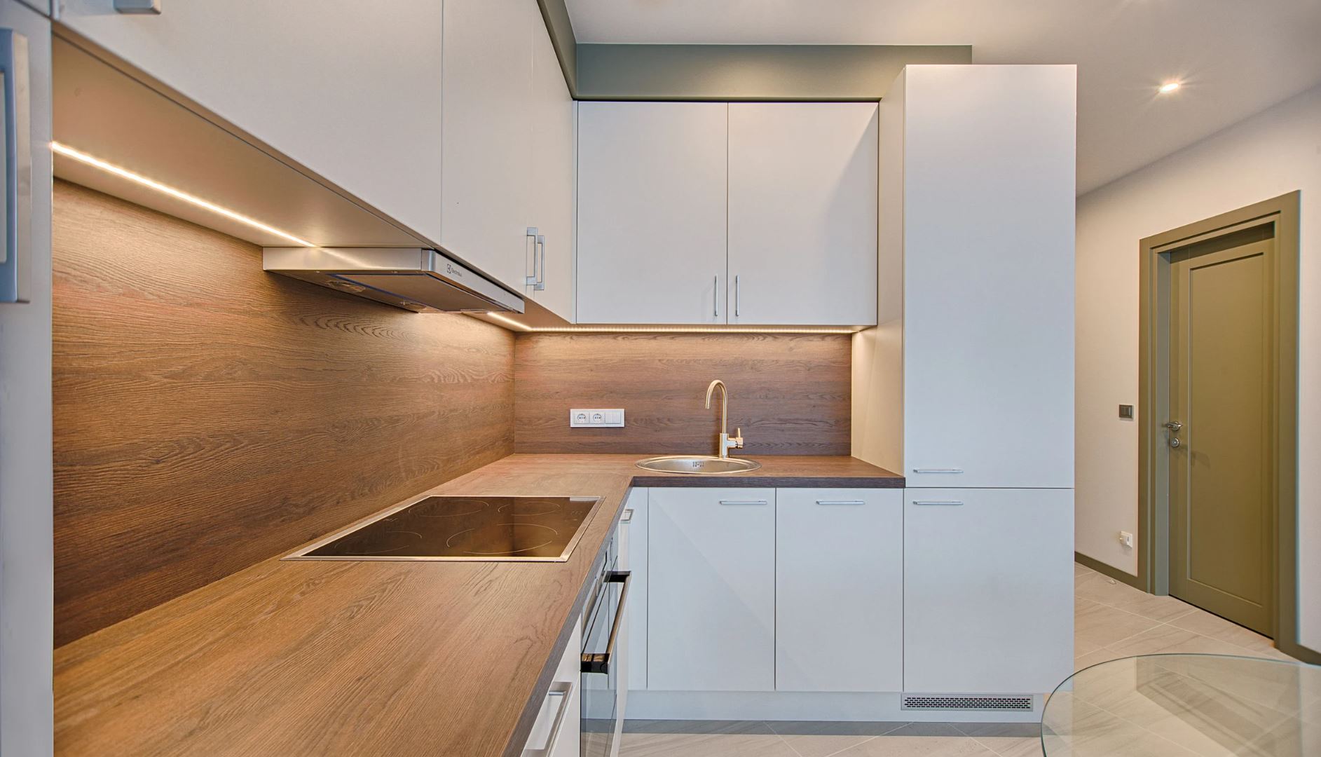 Weiße Küche mit Holz kombiniert – Ideen & Inspiration