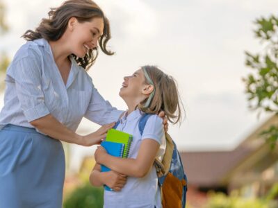Einschulung Outfit für Mama So strahlst du am großen Tag deines Kindes