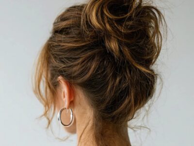 Der lässige Out of Bed Look für morgens spart Zeit! Entdecke den entspannten Trend für ein unkompliziertes Styling – von lässiger Frisur bis zum gesamten Look.