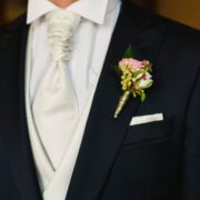 Hochzeitoutfit für Männer stilvoll und modern kombiniert